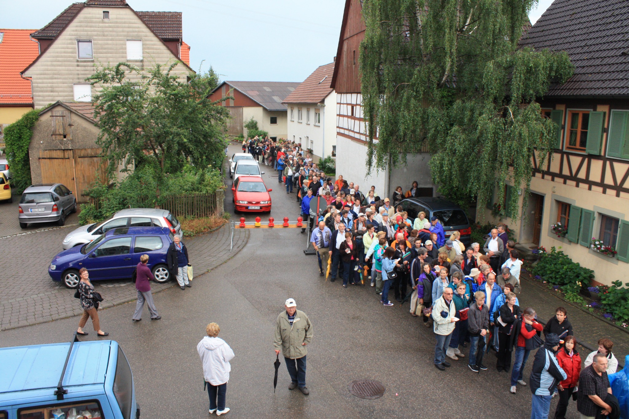 Menschenmenge in einer Straße in Orlach