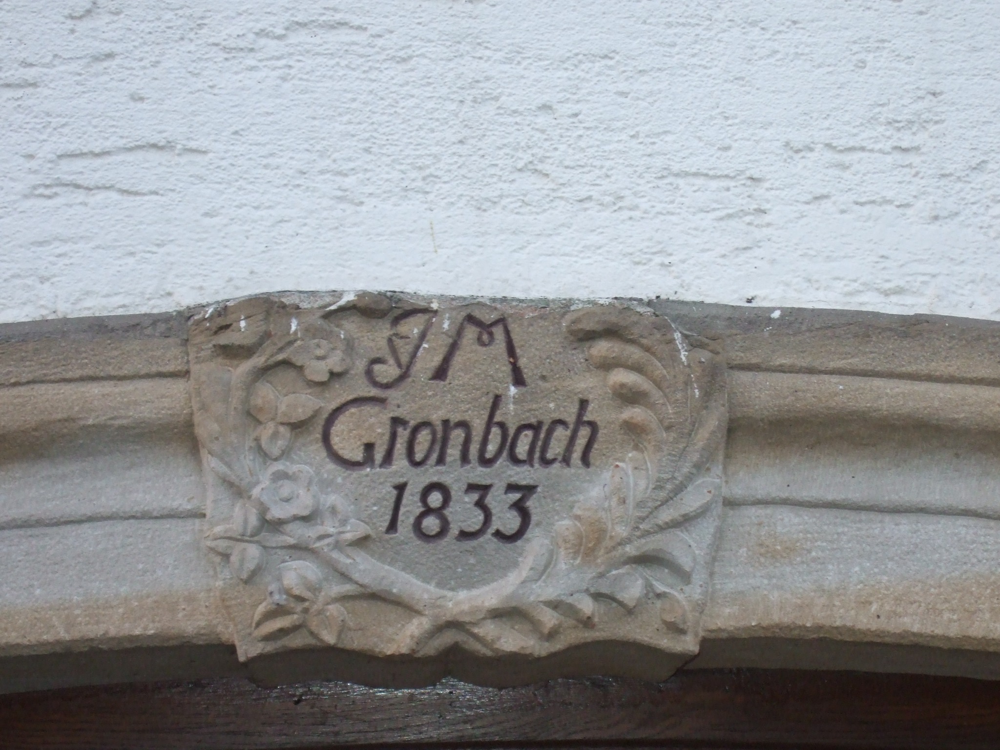 Steinerner Namens- und Datierungsstein mit der Inschrift J M Gronbach 1833